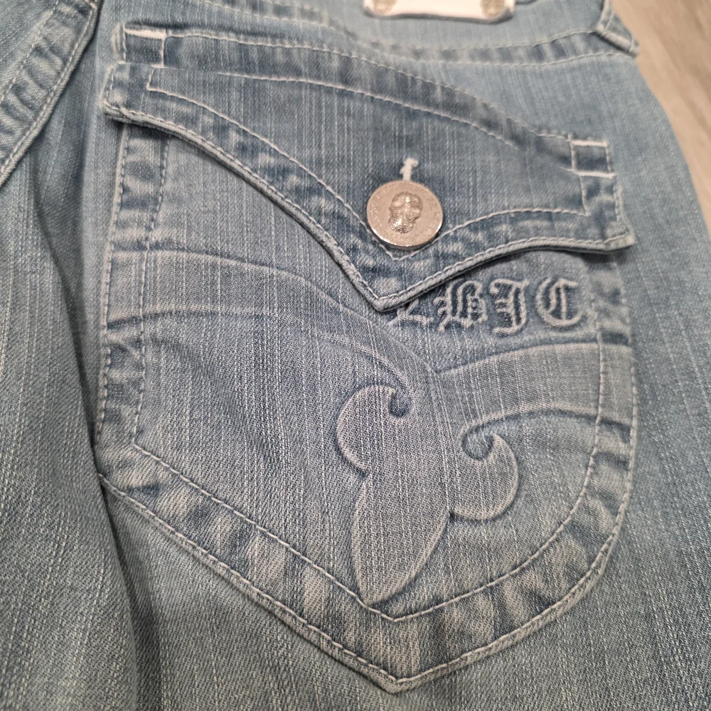 Laguna Beach Jean Co. Women’s Acid Wash Skull Studded Low Waist Straight Size 31 - Picture 3 of 15